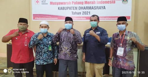 FOTO BERSAMA—Budi Sanjaya (tengah) foto bersama usai terpilih sebagai Ketua PMI Dharmasraya 2021-2026.