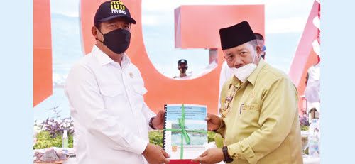Bupati Agam Andri Warman menyerahkan proposal penyelamatan Danau Maninjau kepada Menteri Kelautan dan Perikanan KKP RI Wahyu Sakti Trenggono.