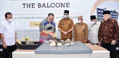 batu pertama — Owner DAS Indonesia Hotel, Okerda Daswarlyn melakukan peletakan batu pertama pembangunan The Balcone Suites and Convention di KM 7 Padang Hijau, Jalan Raya Bukittinggi, Nagari Gadut, Kecamatan Tilatang Kamang, Kabupaten Agam, Senin (7/6) yang disaksikan Bupati Agam Andri Warman, Kapolda Sumbar, Irjen Pol Toni Harmanto dan Walikota Bukittinggi, Erman Safar.
