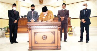 TANDATANGANI— Bupati  Agam  Andri  Warman  menandatangani  persetujuan terhadap Ranperda tentang Transportasi Darat.