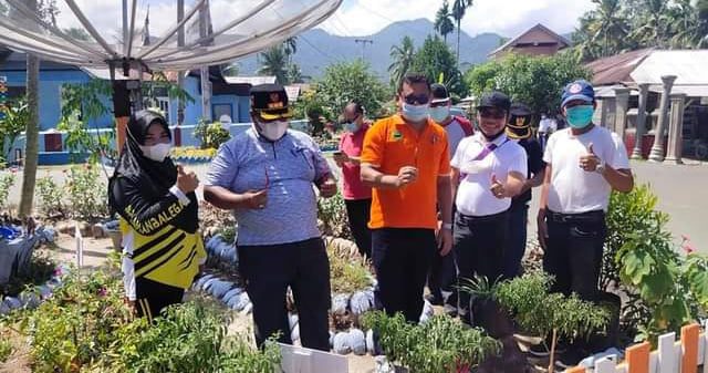 GORO—Bupati Suhatri Bur bersama masyarakat gotong royong.