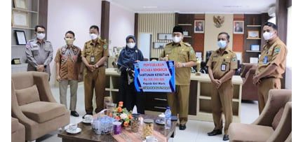 SERAHKAN SANTUNAN—Bupati Pasaman Benny Utama saat menyerahkan santunan kematian secara simbolis kepada istri almarhum dr. Haris Arja Eka Putra, SPpD.