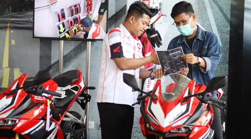 MENJELASKAN-Wing Sales Peoples PT Menara Agung menjelaskan kepada konsumen tentang keunggulan dari CBR250RR.