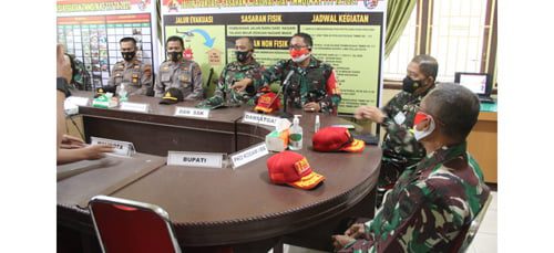 PAPARKAN KEGIATAN— Dandim 0306/Limapuluh Kota selaku Dansatgas TMMD, Letkol Kav Ferry Lahe, S.A.P, MH memaparkan rangkaian kegiatan TMMD/N ke-111 di Kabupaten Limapuluh Kota di hadapan Tim Wasev Mabes TNI, Selasa (22/6).