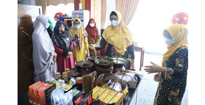 TINJAU PRODUK IKM— Ketua Dekranasda Kota Padang Ny. Genny Putrinda melihat-lihat hasil produk kerajinan dan usaha milik pelaku IKM usai kegiatam Raker pengurus Dekranasda Kota Padang, Rabu (23/6).