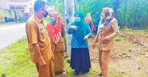 ARAHAN— Ketua TP PKK Padangpariaman Yusrita Suhatri Bur saat kunjungan lapangan memberikan arahan.