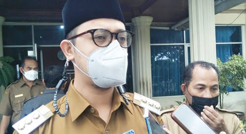 PAPARKAN— Walikota Bukittinggi Erma Safar memberikan keterangan kepada pers soal mundur dua pejabat di lingkungan Setdako Bukittinggi.