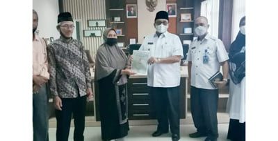 TERIMA— Bupati Pasaman Benny Utama saat terima hibah wakaf tanah dari keluarga Rasyida (64).