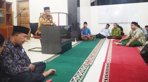 HALALBIHALAL— Ketua DPRD padang Syafrial Kani memberikan arahan di Mushalla Surau Patai di Kelurahan Gunung Sarik, Kecamatan Kuranji, Sabtu (6/5).