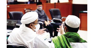 Singgung Nama Jokowi, Ustaz Hidayat Beberkan Kejanggalan Vonis Habib Rizieq 1 SAAT TERDAKWA—Habib Rizieq Shihab saat menjadi terdakwa perkara tes usap atau swab test RS Ummi pada persidangan di Pengadilan Negeri Jakarta Timur, pekan lalu.