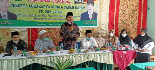 Lokakarya Tahun Ajaran Baru 2021/2022 Digelar di Kabupaten Tanah Datar 1 Ka Kankemenag Kabupaten Tanah Datar diwakili Kasi Penmad H. Helmi Zuldi dan didampingi Kepala MTsN 6 Tanah Datar H.Edi Mardafuly membuka secara resmi Lokakarya menghadapi tahun pelajaran 2021-2022 berlangsung di Aula Madrasah tersebut Jum’at ( 11/6) dengan tetap mematuhi Protokol Kesehatan.