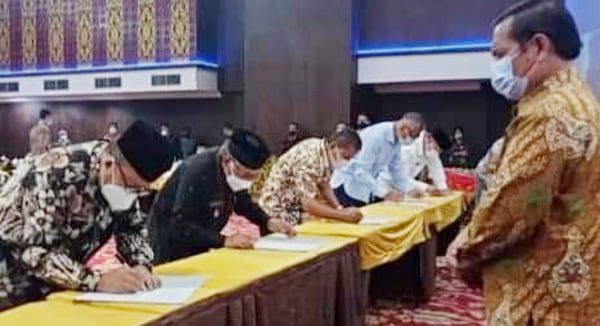 Perda e-Rancak untuk Peningkatan Pelayanan 1 TANDA TANGAN— Wakil Wali kota Sawahlunto Zohirin Sayuti SE melakukan penandatangan peluncuran produk aturan aplikasi Perda e-Rancak.