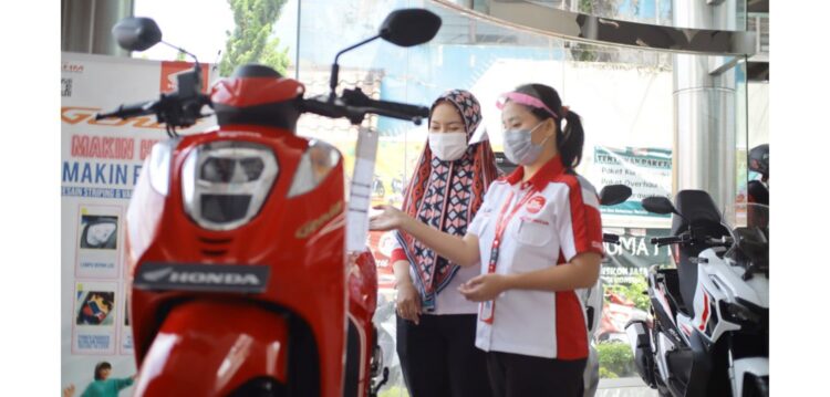 LAYANI KONSUMEN— Sales Marketing Menara Agung tengah melayani konsumen saat pembelian Honda Genio di showroom Jalan Veteran.