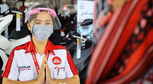 LAYANI KONSUMEN-Sales marketing Menara Agung melayani konsumen yang datang untuk membeli Honda CB150R.