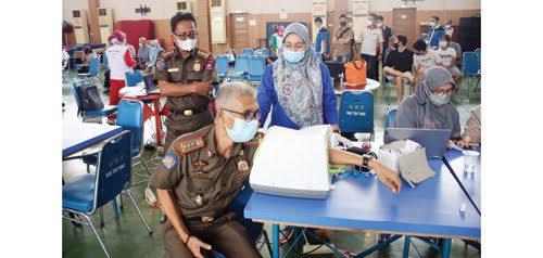 VAKSIN KEDUA— Kepala Satpol PP Kota Padang Alfiadi menjalani vaksinasi tahap dua yang digelar Pemko bersama bersama Himpunan Tjinta Teman, bertempat di Hall Hok Tek Tong, Selasa (22/6).
