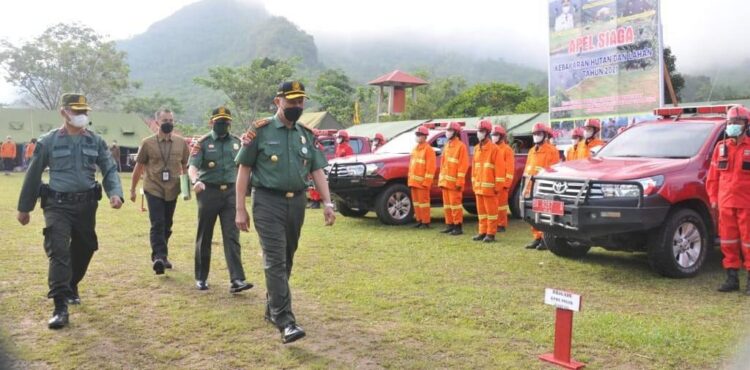APEL SIAGA— Gubernur Sumbar, Mahyeldi mencek kesiapan petugas saat Apel Siaga Pengendalian Kebakaran Hutan 2021 di Harau Kabupaten Limapuluh Kota, kemarin.