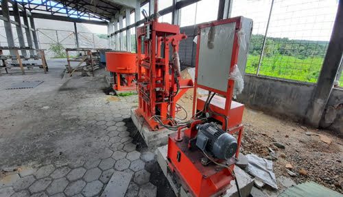 PEMBUTAN BATAKO—Peralatan pembuatan batako dan paving block dengan memanfaatkan FABA (Flat Ash Bottom Ash) yang merupakan abu pembakaran batu-bara.