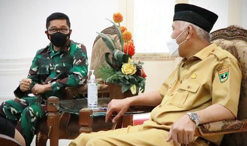 DIALOG—Gubernur Sumbar, Mahyeldi Ansharullah dialog dengan Danlanatamal II Laksamana Pertama TNI Hargianto.