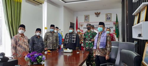UPACARA— Bupati Padangpariaman Suhatri Bur memakai baju kebesaran datuak mengikuti peringatan Hari Pancasila secara virtual dengan Presiden.