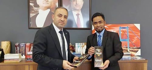 PRODUK RANDANG— Wakil Wali Kota Esenyurt Istanbul, Turki, Mr. Abdurrahman Ada bersama Wakil Ketua Umum Gerakan Mahasiswa dan Pemuda Republik Indonesia (GMPRI) Akmal Rusli melihatkan randang Payakumbuh  di Turki, Rabu (2/6).