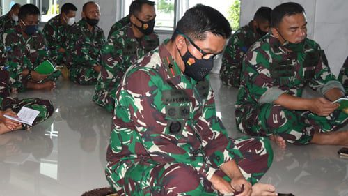 DOA BERSAMA— Danlantamal II Laksamana Pertama TNI Hargianto mengikuti doa bersama, memperingati 40 hari gugurnya Prajuruit Nanggala 402, di Masjid Al-Jariyah, Kamis (3/6) .