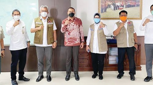 KUNJUNGAN— Wakil Gubernur Sumbar, Audy Joinaldy berkunjung ke BNPB, Rabu (2/6). Kehadirannya diterima langsung oleh Deputi Kedaruratan BNPB, Dodi Ruswandi dan Deputi Peralatan Logistik, Prasinta Dewi.