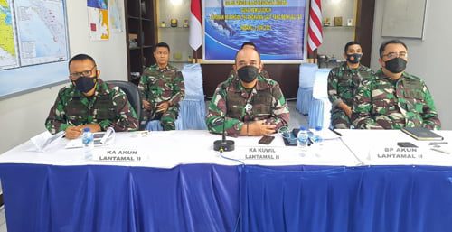 IKUTI vidcon— para pejabat Keuangan Lantamal II sedang ikuti vidcon.