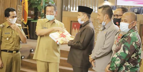 Bupati Pesisir Selatan, Rusma Yul Anwar menyampaikan dua nota Rancangan Peraturan Daerah (Ranperda) kepada DPRD dalam rapat paripurna.
