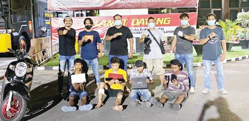 PENCURI RUMAH— Empat pelaku komplotan pencuri rumah kosong ditangkap Tim Klewang Satreskrim Polresta Padang dengan barang bukti tiga unit laptop.