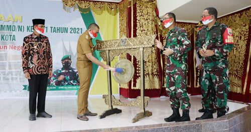 PEMBUKAAN—Wakil Gubernur Sumbar disaksikan Bupati Limapuluh Kota serta Kasrem dan Dandim 0306/50 Kota memukul gong tanda dimulainya TMMD ke -111 di Limapuluh Kota.