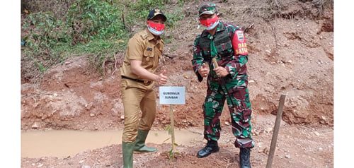 Wagub Tanam Pohon di Lokasi TMMD/N ke-111 Kodim 0306/50 Kota 1 TANAM POHON—Wagub Sumbar Ir. Audy Joinaldy, SPt, MSc, M.m IPM.ASEAN. Eng didampingi Danrem 032/WBR saat menanam pohon di lokasi TMMD ke-111.