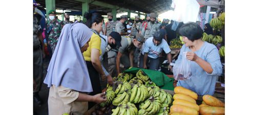 PENERTIBAN LAPAK— Tim gabungan Pemko Padang melakukan penertiban terhadap pedagang yang masih menggelar lapak-lapak dagangan di lokasi terlarang.
