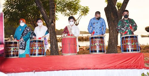 Kampung Bahari Nusantara Lantamal II Dibuka 1 TABUH GENDANG— Danlanatamal II Laksamana Pertama TNI Hargianto.S.E.M.M.M.Si (Han), Ibu Nanny Hadi Tjahjanto, Ibu Endang Budi Karya Sumadi, Wakil Gubernur Sumbar Bapak Audy Joinaldi dan Ibu Haryeni Mahyeldi saat menabuh gendang bersama dalam pembukaan KBN.