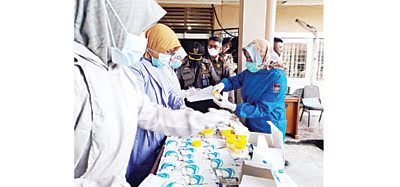 TES URINE— Personel Satpol PP melakukan tes urine usai melaksanakan apel gabungan memperingati Hari Anti Narkotika Internasional, Senin (21/6).