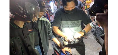 MENGGELEDAH—Polisi menggeledah sepeda motor milik MR (27) dan menemukan satu kantong plarik yang berisi ganja.