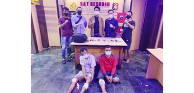 2 Spesialis Pencuri Mobil Pikap Ditembak di Jorong Kampung Baru, Nagari Sijunjung, Keluarkan Pisau, Lawan Polisi 1 PENCURI MOBIL— Yadi (29) dan Andi (43) yang merupakan spesialis pencuri mobil pikap ditembak Tim Satreskrim Polres Sijungjung karena melawan saat ditangkap.