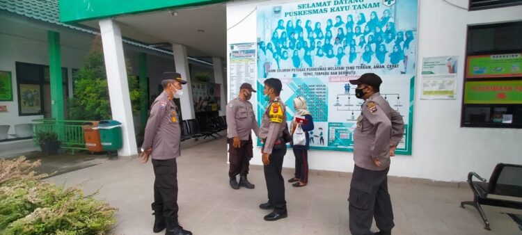 CEK VAKSINASI—Kasat Binmas Polres Padangpariaman Iptu Irwan saat melakukan pengecekan vaksinasi massal dibeberapa puskesmas di Kabupaten Padangpariaman.