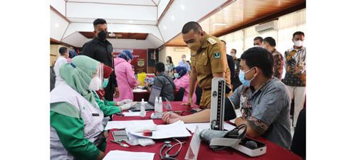 TINJAU—Wakil Gubernur Sumbar, Audy Joinaldy saat meninjau vaksinasi jajaran OJK bekerjasama Dinas Kesehatan Padang di kampus BRI Padang.
