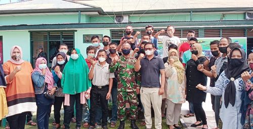 Karyawan Pabrik Kertas Telur di Kecamatan Harau Divaksin, Satgas TMMD/N Gencarkan Sosialisasi Prokes dan Vaksinasi Covid-19 1 KOLABORASI—Kodim 0306/50 Kota kolaborasi gelar vaksinasi dengan PT Cendana Putera Lestari. Vaksinasi diikuti oleh Dandim 0306/50 Kota Letkol Kav Ferry Lahe, S.A.P, MH selaku Danstagas TMMD/N ke 111 tahun 2021 Kodim 0306/50 Kota.