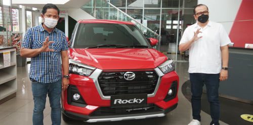 memperkenalkan--Kepala Cabang PT. Astra Daihatsu Padang, Jefri Kurniawan  memperkenalkan Daihatsu Rocky.