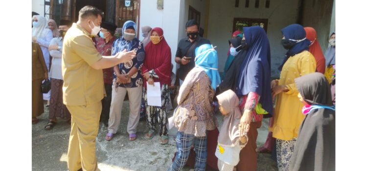EDUKASI--Bupati Sutan Riska Tuanku Kerajaan saat memberikan edukasi terkait vaksinasi Covid 19 kepada masyarakat yang akan menerima suntik vaksin di Nagari Tebing Tinggi, Senin (28/6).