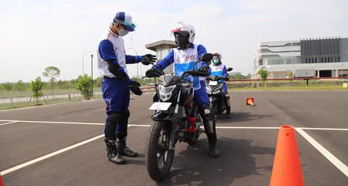 PT.Hayati Pratama Mandiri selaku Main Dealer Sepeda Motor Honda Sumbar terus menggencarkan sosialisasi keselamatan berkendara kepada semua lapisan masyarakat khususnya kepada para pengguna sepeda motor di usia produktif.