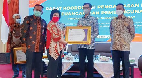 PENGHARGAAN— Inspektorat Kota Bukittinggi meraih penghargaan Kapabilitas APIP Level III dari BPKP Sumbar.