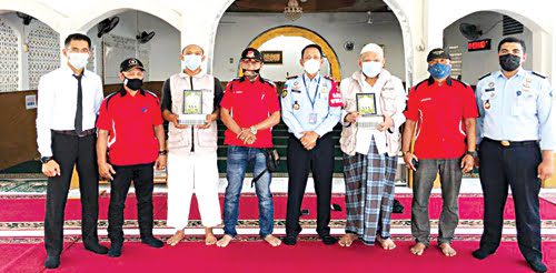 JMG Serahkan Buku Iqra’ untuk Lapas Kelas II A Padang 1 Menyerahan buku Iqra di Lapas Muaro Padang