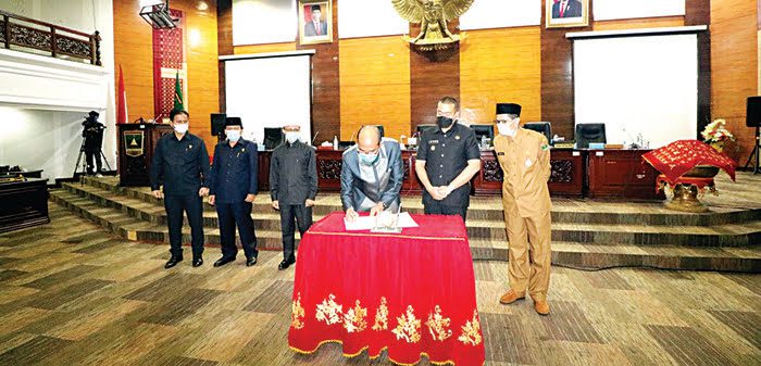 Ketua DPRD Sumbar, Supardi mendatangani Nota Kesepakatan Bersama persetujuan Ranperda Pertanggungjawaban APBD Provinsi Sumatera Barat 2020.