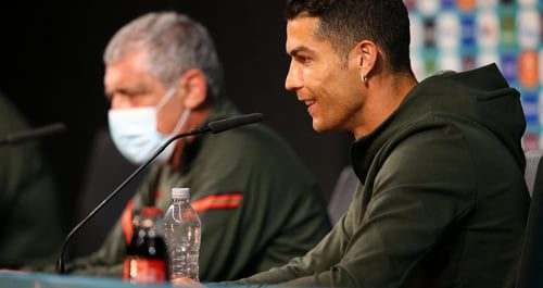 Berawal dari Cristiano Ronaldo, UEFA Minta Pemain Jangan Geser Minuman Sponsor 1 KETERANGAN PERS— Penyerang Portugal Cristiano Ronaldo memberikan keterangan dalam konferensi pers jelang laga melawan Hungaria dalam Euro 2020 di Puskas Arena, Budapes, Senin, 14 Juni 2021.