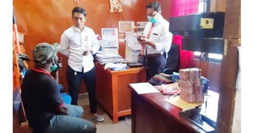 PENYUPLAI DITANGKAP— Ratius Murib alias Neson Murib, anggota KKB yang bertugas mencari senjata api dan amunisi ditangkap di Mulia, Kabupaten Puncak Jaya.