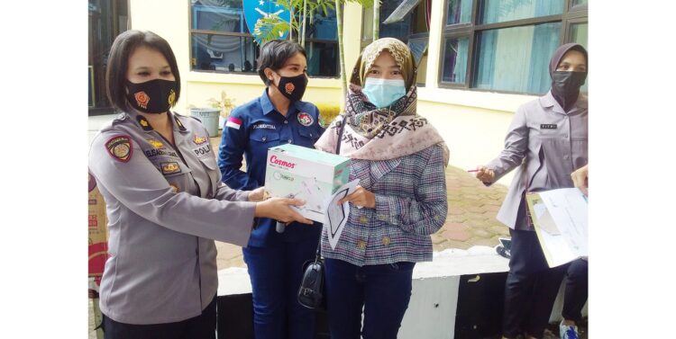 BERIKAN DOORPRIZE—Kabag Sumda Kompol  Elizabeth berikan doorpraize pada peserta vaksin.