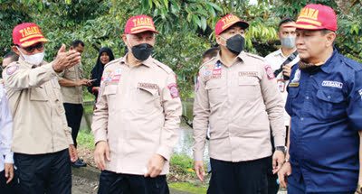 Kadinsos Sumbar Jumadi bersama Gubernur Mahyledi dan Wagub Audy Joinaldy saat bakti sosial membuka akses jalan objek wisata Aia Tajun Ngungun Nagari Anduriang Kecamatan 2x11 Kayu Tanam Padangpariaman.