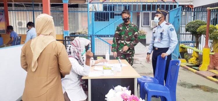 BERSAMA—Kalapas Kelas II B Pariaman Eddt Junaedi bersama Dandim 0308 Pariaman Letkol Czi Titan Jatmiko melihat proses vaksinasi..